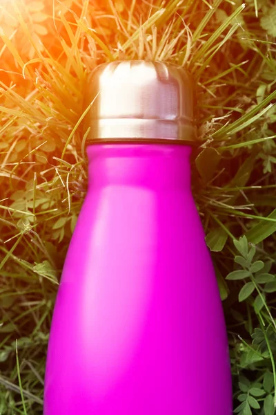 Edelstahl Thermoskanne Rosa Farbe Attrappe Isoliert Auf Grünem Gras Hintergrund — Stockfoto
