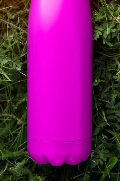 Stainless Thermos Water Bottle Pink Color Mockup Isolated Green Grass — Stock Photo, Image