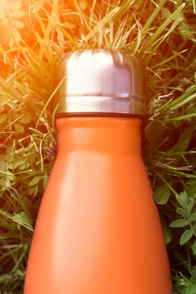 Бутылка Воды Нержавеющего Термоса Оранжевого Цвета Макет Изолирован Зеленом Фоне — стоковое фото