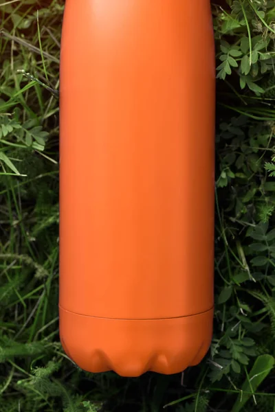 Borraccia Thermos Inox Colore Arancione Mockup Isolato Fondo Verde Erba — Foto Stock