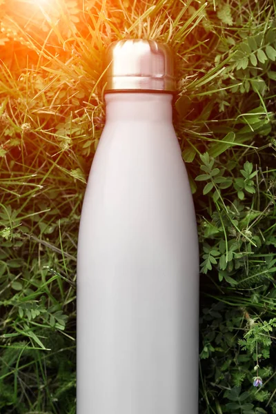 Rvs Thermos Fles Water Witte Kleur Mockup Geïsoleerd Groen Gras — Stockfoto