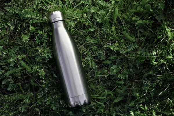 Paslanmaz termos su şişesi, çim zemin üzerine izole