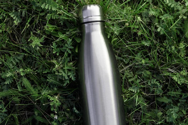 Edelstahl Thermoskanne Isoliert Auf Gras Hintergrund — Stockfoto
