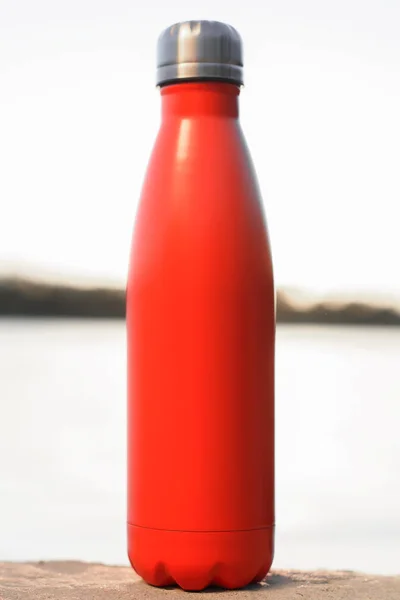 Aluminio Botella Termo Rojo Fondo Borroso Aire Libre — Foto de Stock