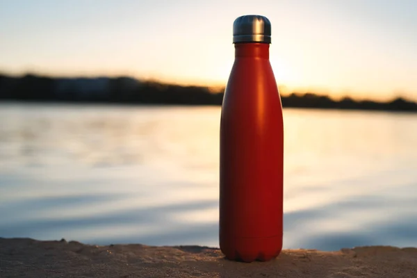 Botella Termo Rojo Inoxidable Para Agua Puesta Sol Agua Sobre — Foto de Stock