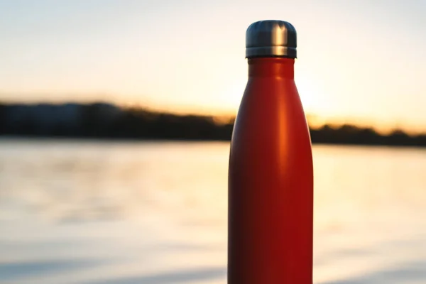 Botella Termo Rojo Inoxidable Para Agua Puesta Sol Agua Sobre — Foto de Stock