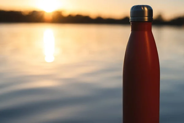 Botella Termo Rojo Inoxidable Para Agua Puesta Sol Agua Sobre —  Fotos de Stock
