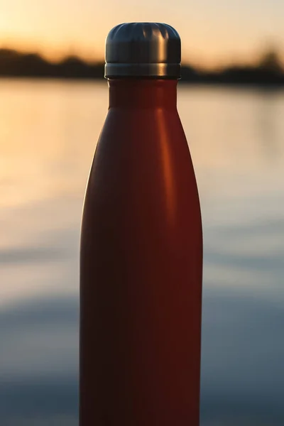 Botella Termo Rojo Inoxidable Para Agua Puesta Sol Agua Sobre — Foto de Stock