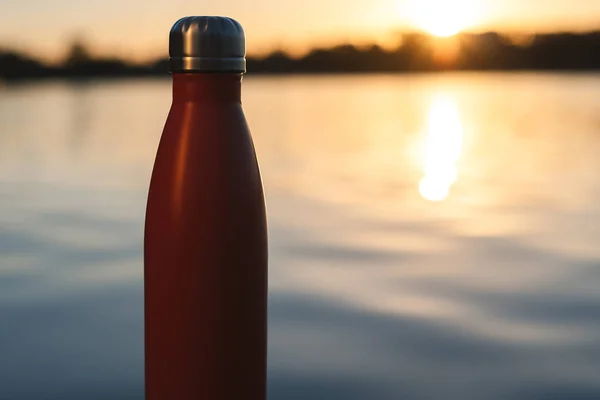 Botella Termo Rojo Inoxidable Para Agua Puesta Sol Agua Sobre —  Fotos de Stock
