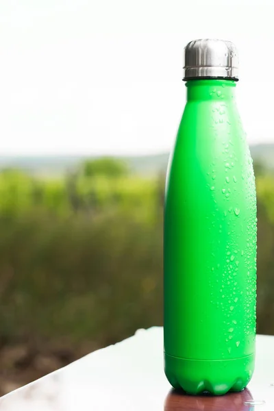 Botella Termo Inoxidable Para Agua Mesa Aire Libre Color Verde — Foto de Stock