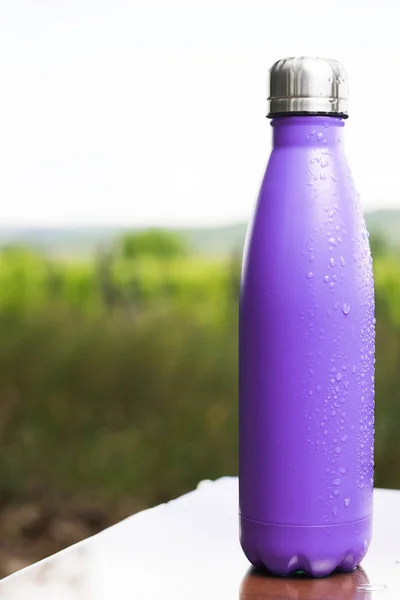 Botella Termo Inoxidable Para Agua Mesa Aire Libre Color Púrpura — Foto de Stock