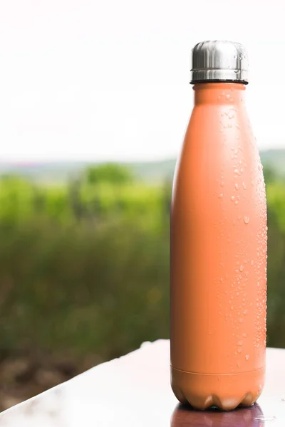 Rvs Thermos Fles Voor Water Tafel Buiten Oranje Kleur — Stockfoto