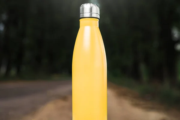 Botella Agua Termo Inoxidable Sobre Mesa Blanca Aire Libre Color — Foto de Stock