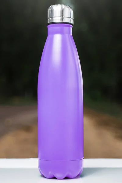 Botella Agua Termo Inoxidable Sobre Mesa Blanca Aire Libre Violeta — Foto de Stock