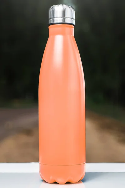 Botella Agua Termo Inoxidable Sobre Mesa Blanca Aire Libre Color — Foto de Stock