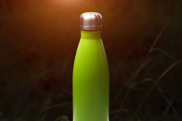 Edelstahl Thermoflasche Für Wasser Tee Und Kaffee Dunkles Gras Hintergrund — Stockfoto
