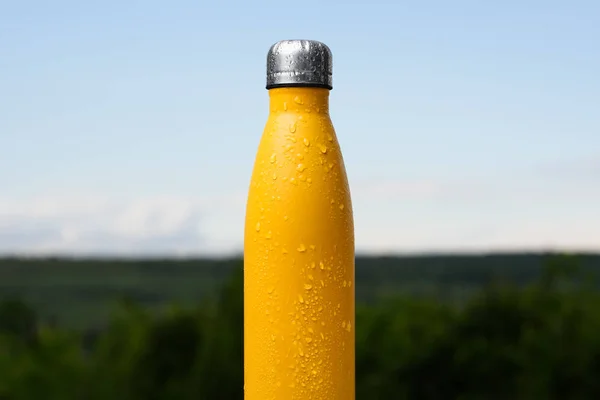 Botella Termo Inoxidable Rociada Con Agua Cielo Bosque Fondo Termos — Foto de Stock