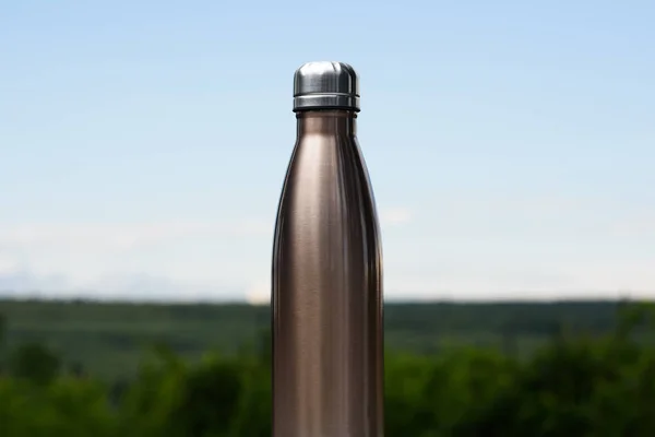 Botella Termo Inoxidable Para Agua Café Cielo Bosque Fondo Escritorio — Foto de Stock