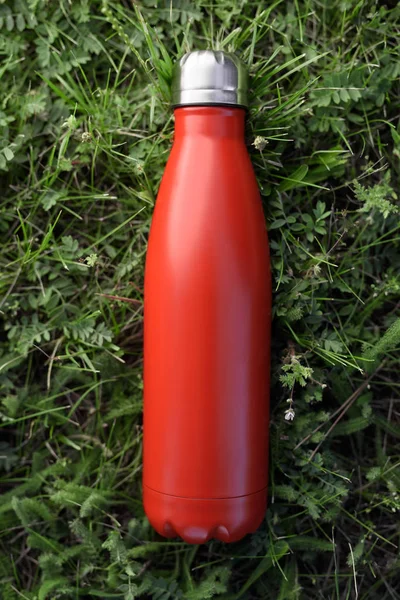 Thermoskanne Aus Edelstahl Rote Farbe Auf Dem Grünen Gras Hintergrund — Stockfoto