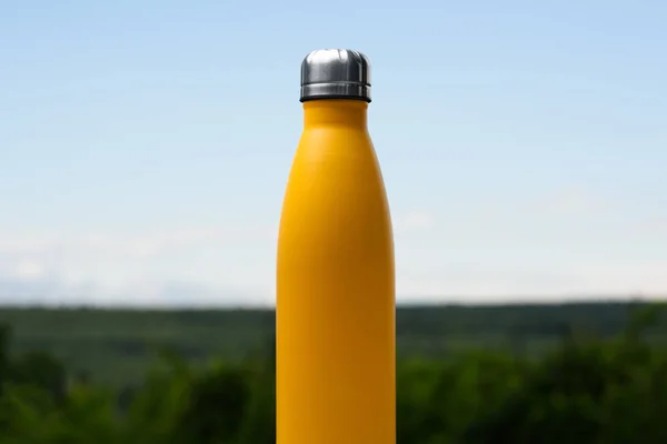 Термостойкая Бутылка Воды Чая Кофе Небо Лес Заднем Плане Стеклянном — стоковое фото