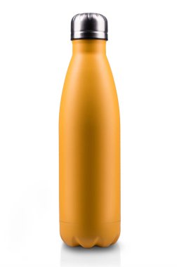 Beyaz arka plan üzerinde izole sarı boş Paslanmaz termomineral su şişesi yakın çekim.