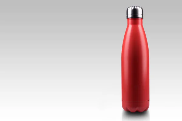 赤いステンレス熱の水のボトル クローズ アップ 白い背景で隔離のモックアップを空に — ストック写真