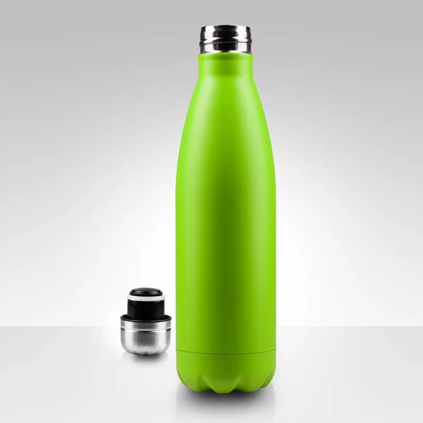 Geöffnete Edelstahl-Thermowasserflasche, Nahaufnahme isoliert auf weißem Hintergrund. — Stockfoto