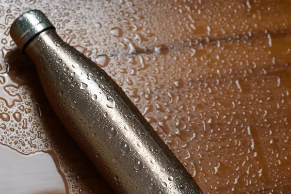 Botella Termo Inoxidable Sobre Una Mesa Madera Rociada Con Agua —  Fotos de Stock