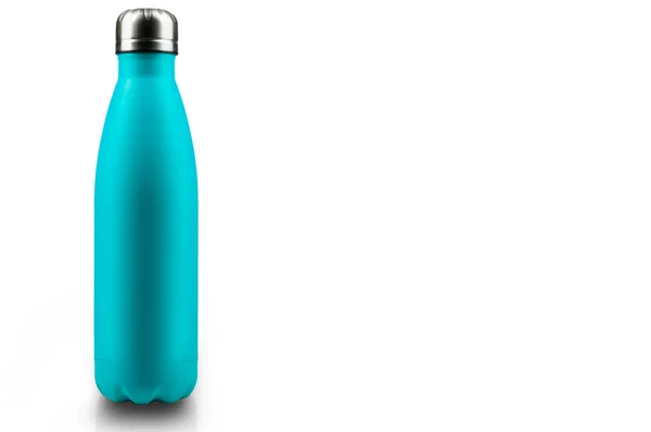 Paslanmaz termos su şişesi, beyaz arka plan üzerinde izole. Açık mavi renk