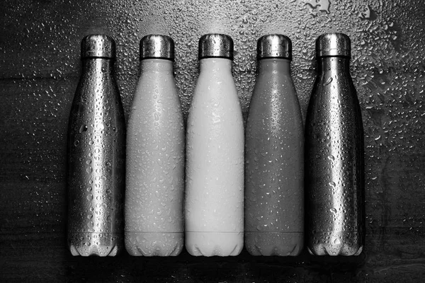 Botellas Termo Inoxidable Sobre Una Mesa Madera Rociada Con Agua — Foto de Stock