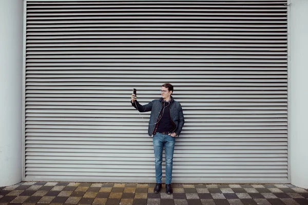 Fiatal Srác Teszi Selfie Fénykép Háttérben Fém Ajtó — Stock Fotó