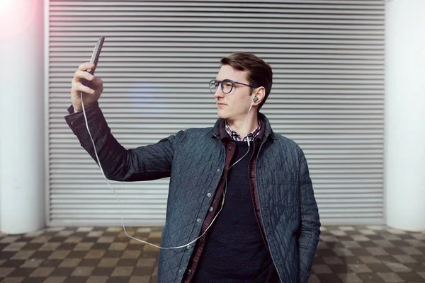 Genç Bir Adam Selfie Yapar Müzik Dinliyor — Stok fotoğraf