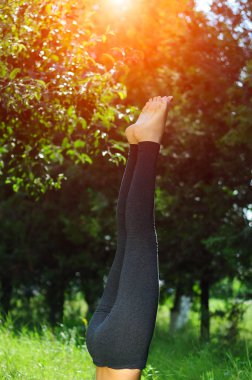 Kim yoga pratik açık park bacaklar genç kızın.