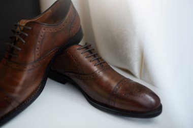 Damat için gelin kahverengi ayakkabı. Düğün olay için