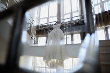 Büyük bir pencere arka plan üzerinde beyaz düğün gelin elbise