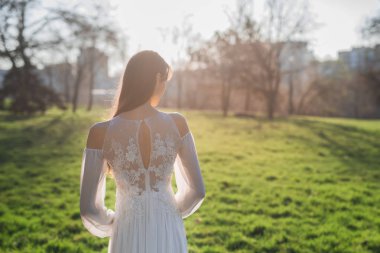 Günbatımı güzel gelin Park, arkadan görünüm