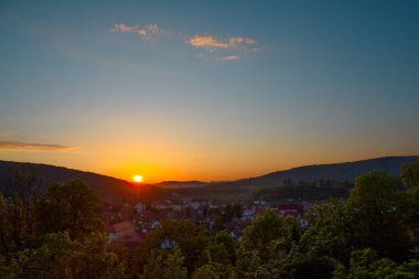 Güzel manzara orman dağlarında küçük kasabada gündoğumu. Romanya, Sighisoara - 2016