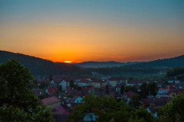 Güzel manzara orman dağlarında küçük kasabada gündoğumu. Romanya, Sighisoara - 2016