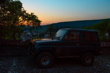 Eski ve pis Suv arabaya gündoğumu, turistik şehir. Romanya, Sighisoara 2016