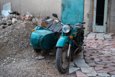 Eski Sovyetler motosiklet bir çöplükte bir bebek arabası ile