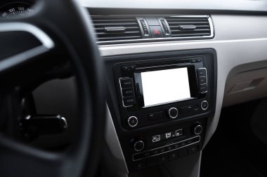 Araba navigasyon sistemi ile sahte modern araba iç kadar. İzole ekran Multimedya