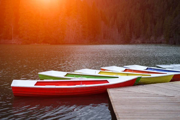Bunte Boote Auf Dem See Wald Hintergrund Mit Sonnenlicht Effekt — Stockfoto