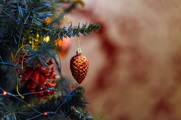 Närbild Röd Leksak Som Hänger Dekorerad Julgran — Stockfoto