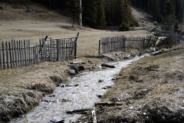 Kleiner Bach Gegen Den Alten Holzzaun Wald — Stockfoto