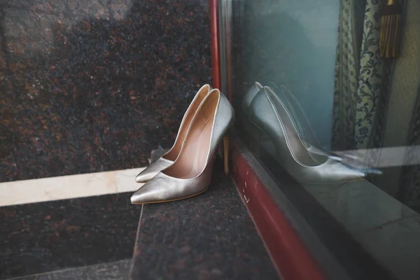 Stilvolle Braut Hochzeit Schuhe Auf Fenster Hintergrund — Stockfoto