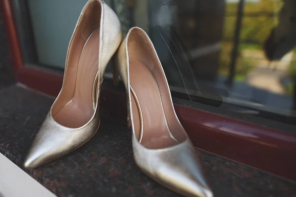 Stilvolle Braut Hochzeit Schuhe Auf Fenster Hintergrund — Stockfoto
