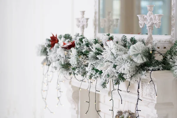 Χριστουγεννιάτικη Διακόσμηση Λευκό Τζάκι Λευκό Φόντο — Φωτογραφία Αρχείου