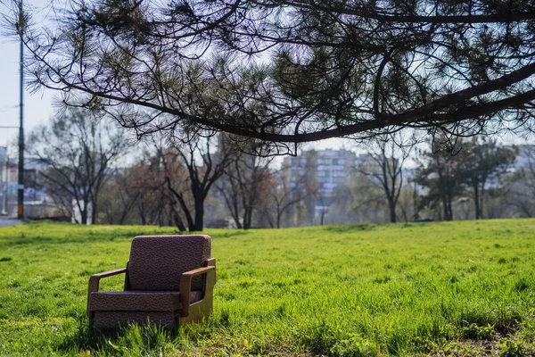 Stary Fotel Radzieckich Poza Trawniku — Zdjęcie stockowe