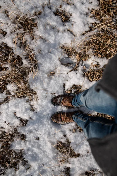 Mužské Nohy Džínách Zimní Boty Sněhu Detail Vertikální Foto — Stock fotografie