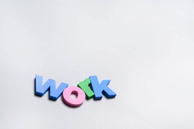 Renkli polistren harflerle beyaz arka plan üzerinde yazılı iş, kelime